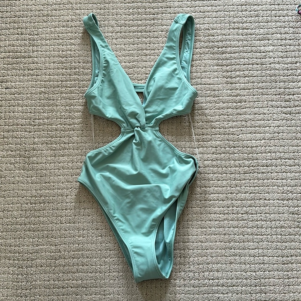 One piece with cutouts never worn